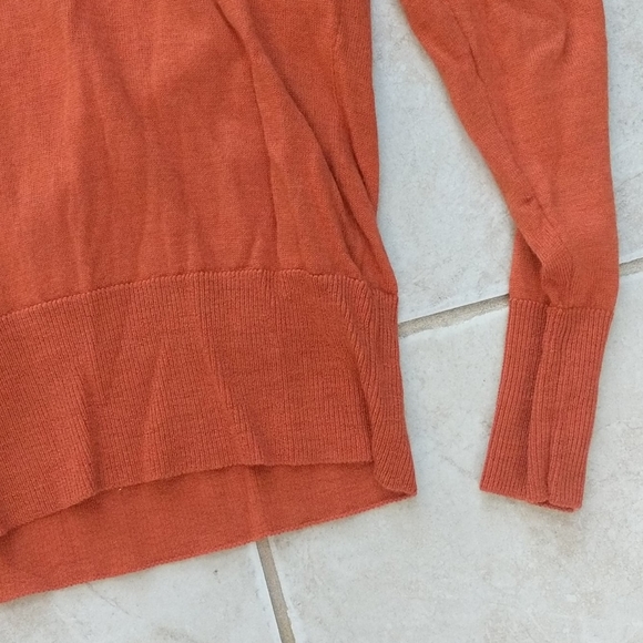 Victor Alfaro medium burnt orange sweater - Picture 3 of 5